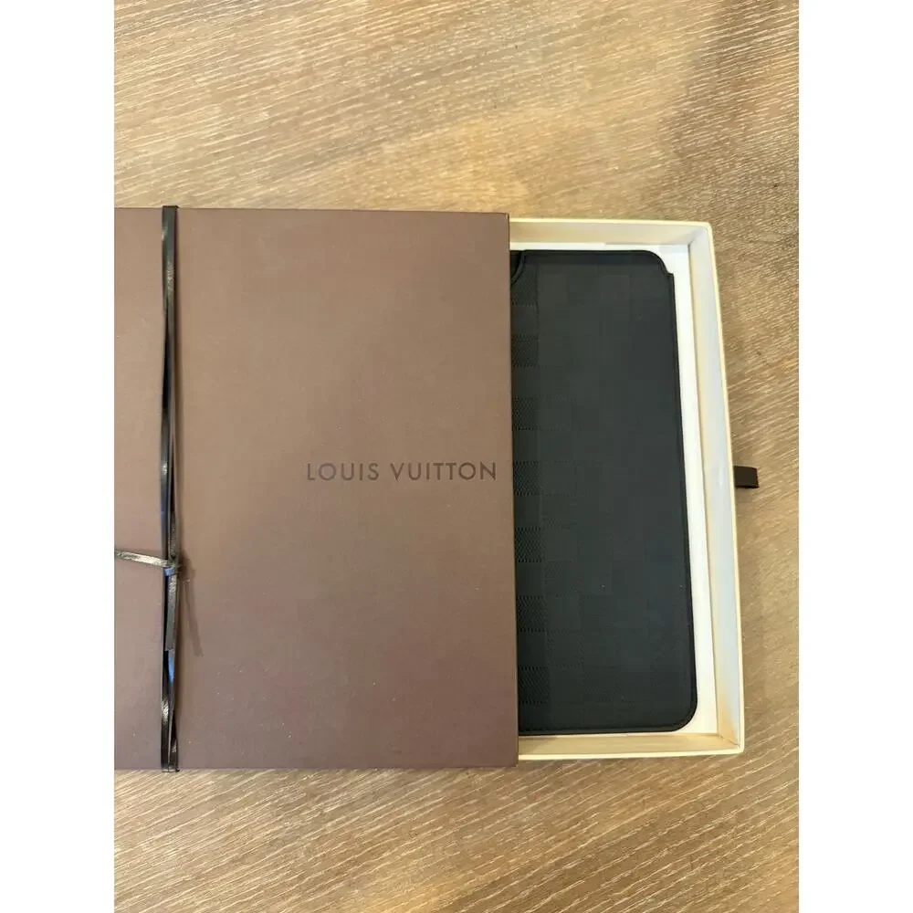 Louis Vuitton excellent comes